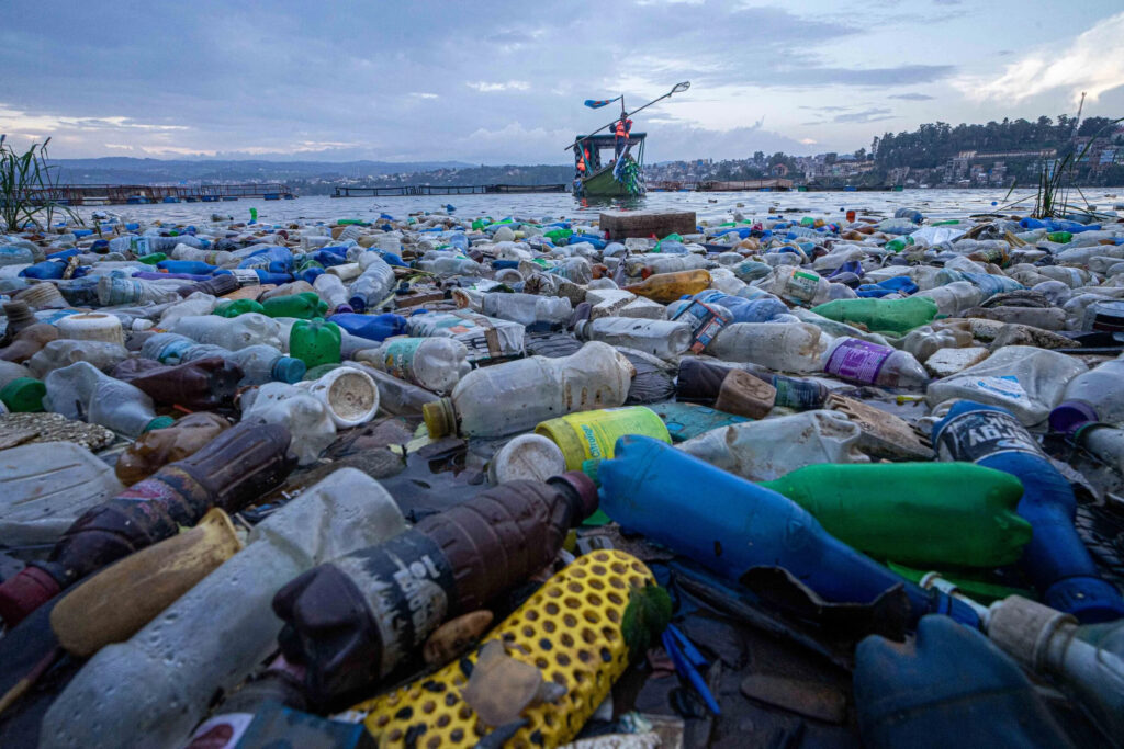 EN RDC, le plastique menace le lac Kivu