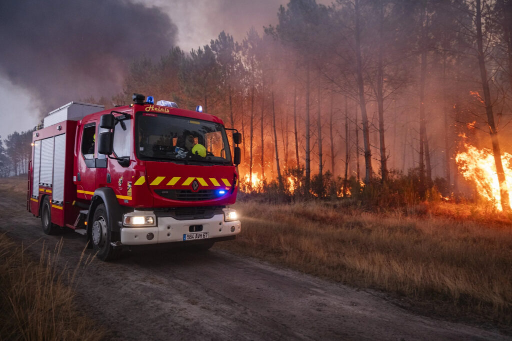 Sur le front des incendies en Gironde