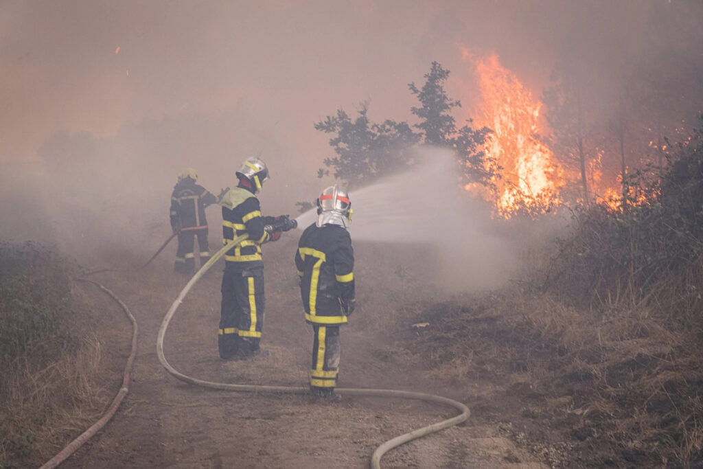Sur le front des incendies en Gironde