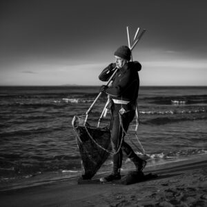 Un jour de février, à l’aube, j’emboîte le pas de Sylvain, dernier pêcheur de tellines de l'Hérault. Au bout de la route