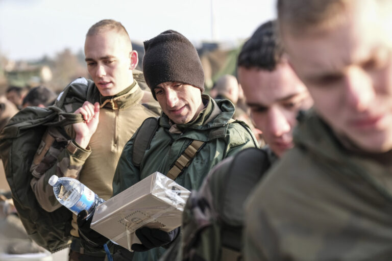 France, Toulouse, 2018-02-07. The BFM TV journalist Thomas Misrachi trains with the paratroopers of the French 11th para