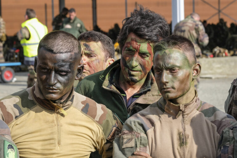 France, Toulouse, 2018-02-07. The BFM TV journalist Thomas Misrachi trains with the paratroopers of the French 11th para