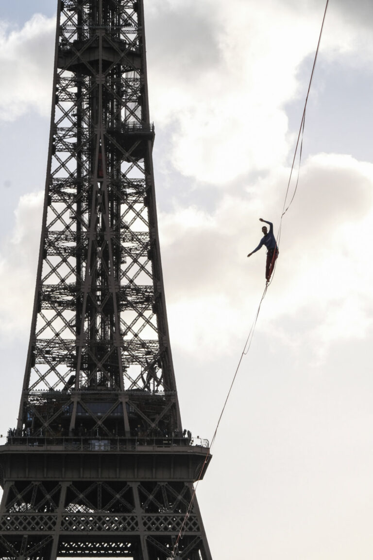 France, Paris, 2017-12-08. For the 2017 Telethon a 670 metre highline is rigged from the second floor of the Eiffel Towe