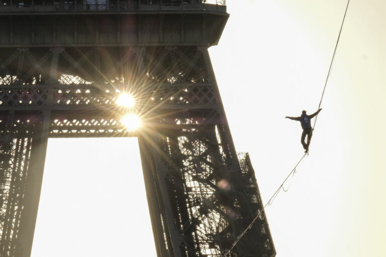 France, Paris, 2017-12-09. For the 2017 Telethon a 670 metre highline is rigged from the second floor of the Eiffel Towe