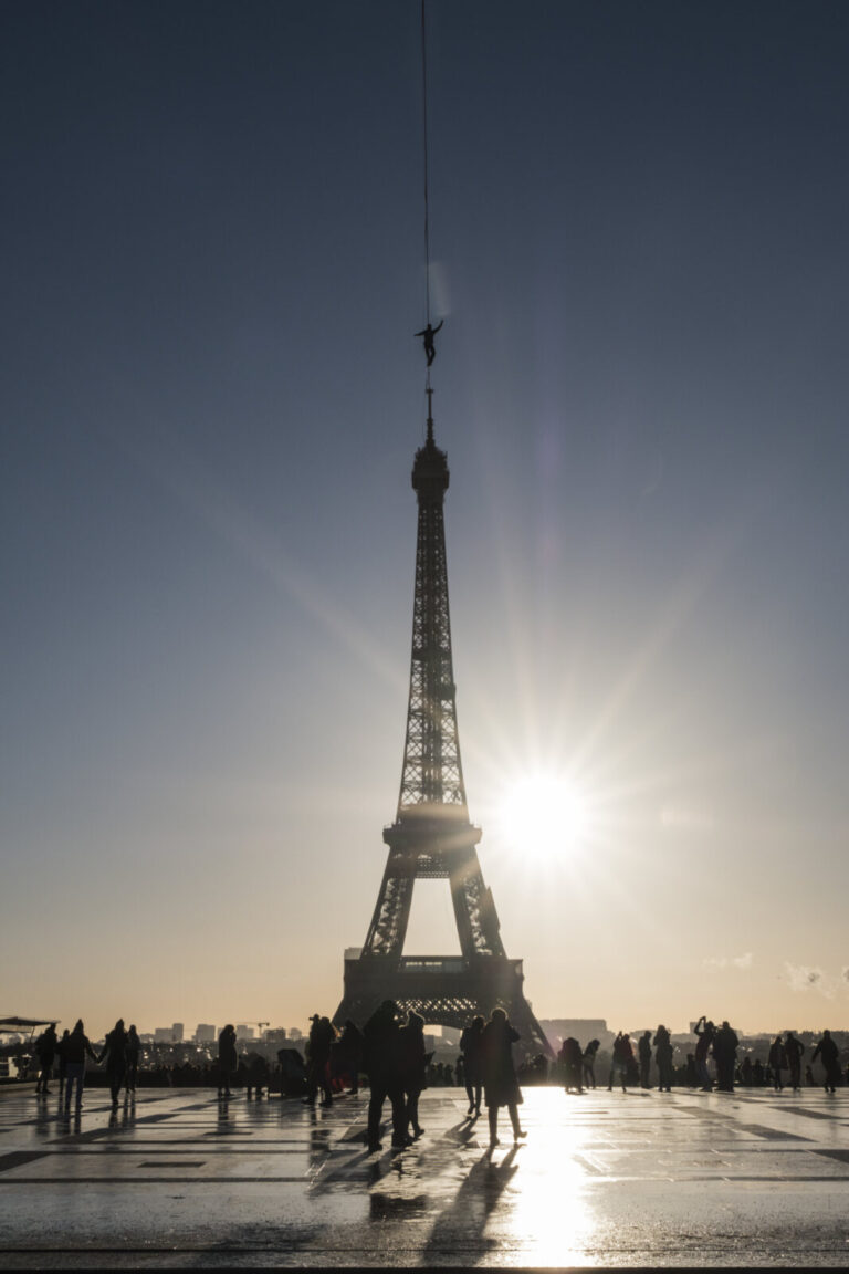 France, Paris, 2017-12-09. For the 2017 Telethon a 670 metre highline is rigged from the second floor of the Eiffel Towe