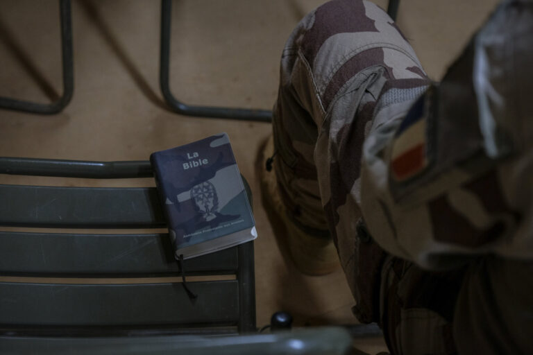 Mali, Gao, 2018-08-26. A Protestant chaplain of the French army, a paratrooper by origin, in his everyday work on the Ga