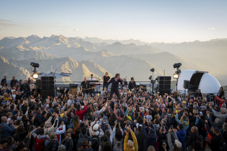 France, La Mongie, 2023-08-11. The French singer Cali plays a concert on the terrace of the Pic du Midi observatory at 2