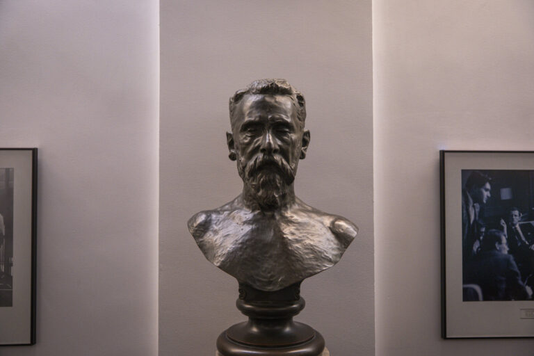 United States, New York, 2026-08-07. The bronze bust of Joseph Pulitzer, founder of the Columbia Journalism School. Phot