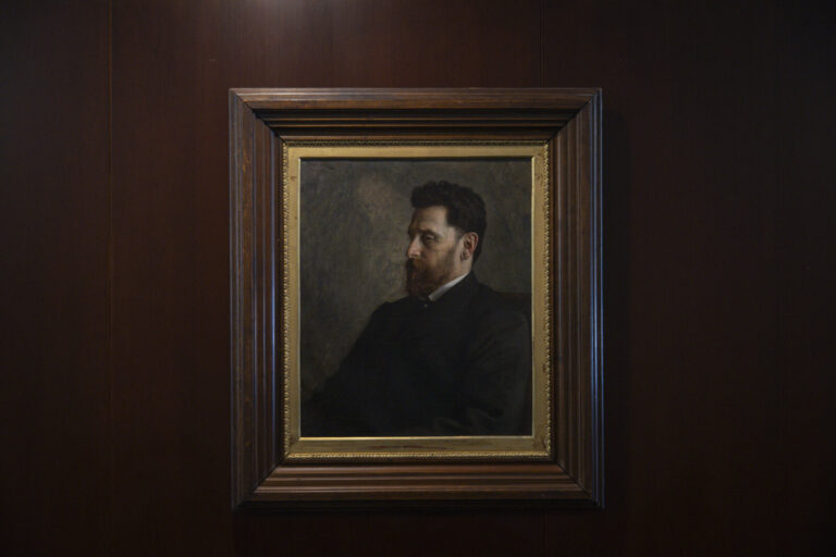 United States, New York, 2026-08-07. A painted portrait in a wood-panelled room of the journalism school. Photograph by 