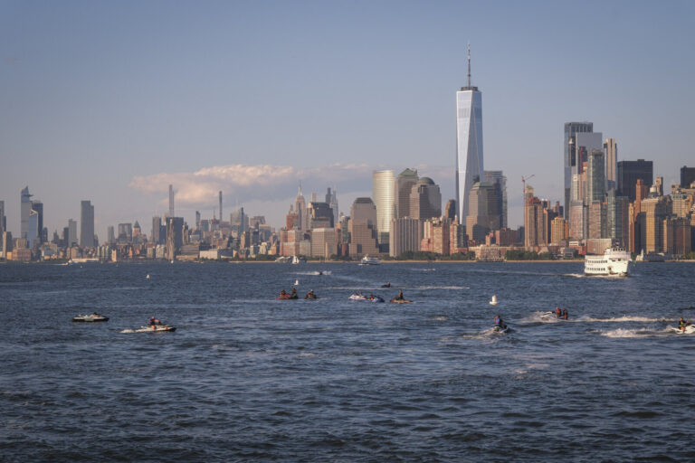 United States, New York, 2026-08-15. Jet skis in front of the skyline of Manhattan, in the bay of New York. Photograph b