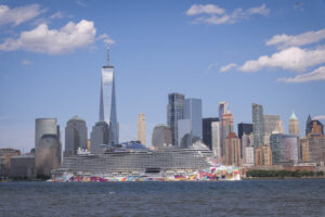 United States, Jersey City, 2026-08-15. A cruise ship passes in front of the towers of Lower Manhattan. Photograph by Fr