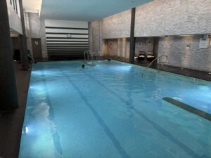 United States, Washington, 2026-08-12. A swimmer in the indoor pool of the Watergate Hotel. Photograph by Fred MARIE / C