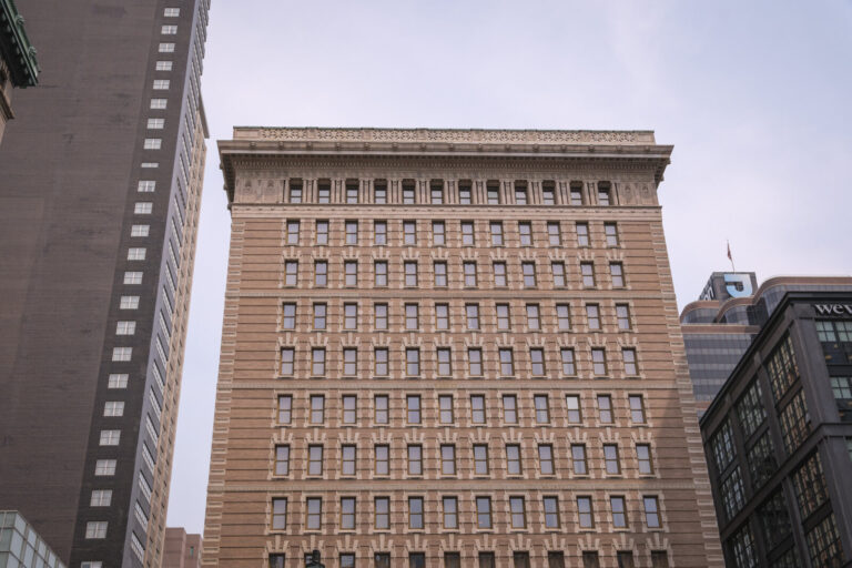 United States, Philadelphia, 2026-08-14. A stone office building in the centre of Philadelphia, between two towers. Phot