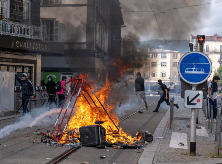 France, Clermont-Ferrand, 2026-10-01. FRANCE, CLERMONT-FERRAND - 01/10/2026 : Des lyceens se mobilisent et bloquent les 