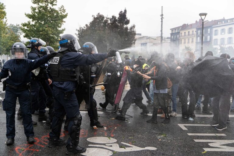 FRANCE, CLERMONT-FERRAND —  17/10/2026 : Manifestations des lycéens et des d'adules contre la vie chère, contre Macron e