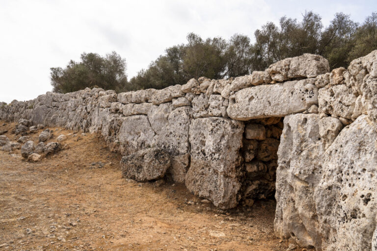 Espagne, Ciutadella de Menorca, 2024-07-16. Site archeologique talayotique de Son Catlar, seul village prehistorique de 