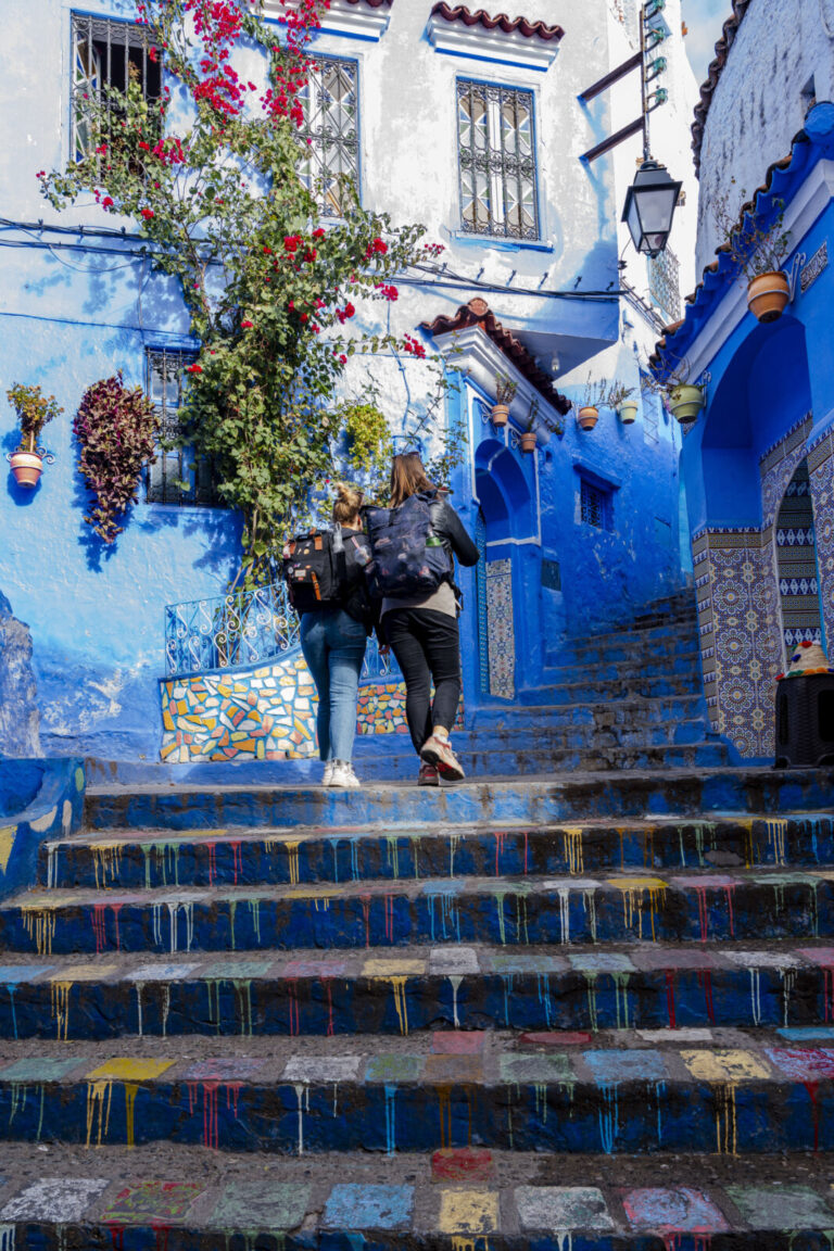 Maroc, Chefchaouen, 2025-01-19. Maroc, Chefchaouen, 2025-01-19: Deux touristes feminines dans les rues de Chefchaouen ou
