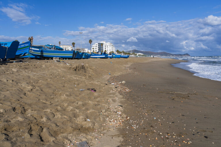 Maroc, Tetouan, 2025-01-17. Maroc, Martil, 2025-01-17: Embarcations sur la plage de Martil, une cite balneaire marocaine