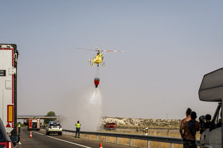 France, Salamanque, 2025-08-15. Espagne, Province de Saragosse, 15 aout 2025 : Un camion en feu sur l'autoroute AP-2 est