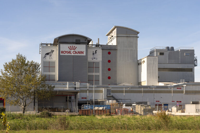 France, Aimargues, 2024-11-26. France, Aimargues (Gard), 26 novembre 2024: siege social et usine Royal Canin. Usine de f
