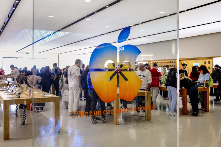 France, Marseille, 2025-11-15. France, Marseille, 15 novembre 2025 : Devanture d un Apple Store dans le centre commercia