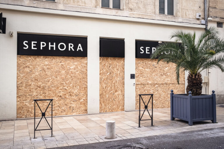 France, Nimes, 24 octobre 2026 : La vitrine vide d un magasin d optique du centre-ville, dont le commercant a retire l e