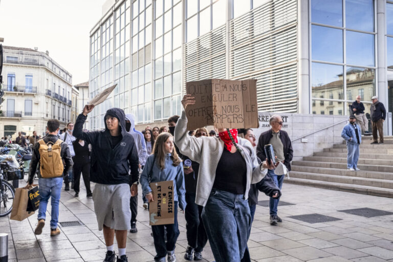 France, Nimes, 24 octobre 2026 : Un cortege de manifestants defile devant le Carre d Art lors de la mobilisation du 24 o