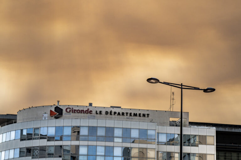 France, Bordeaux, 2026-07-22. France, Bordeaux, 2026-07-22, Sky ablaze, tinted by smoke from the Saumos wildfires, seen 