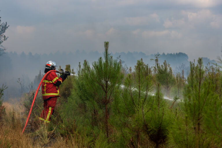 France, Gironde, 2026-07-26. In Gironde, a major forest fire has mobilized significant emergency response resources. Fue