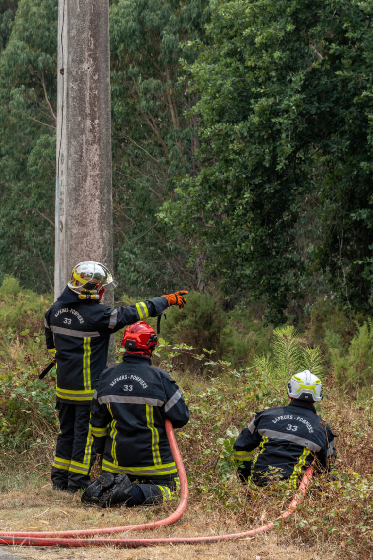 France, Gironde, 2026-07-26. In Gironde, a major forest fire has mobilized significant emergency response resources. Fue