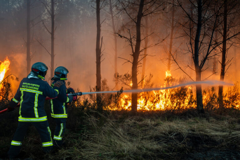 France, Gironde, 2026-07-26. In Gironde, a major forest fire has mobilized significant emergency response resources. Fue