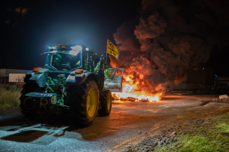 France, Bordeaux, 2024-11-20. After blocking Leclerc's SCASO platform in Beychac-et-Caillau all afternoon, Coordination 