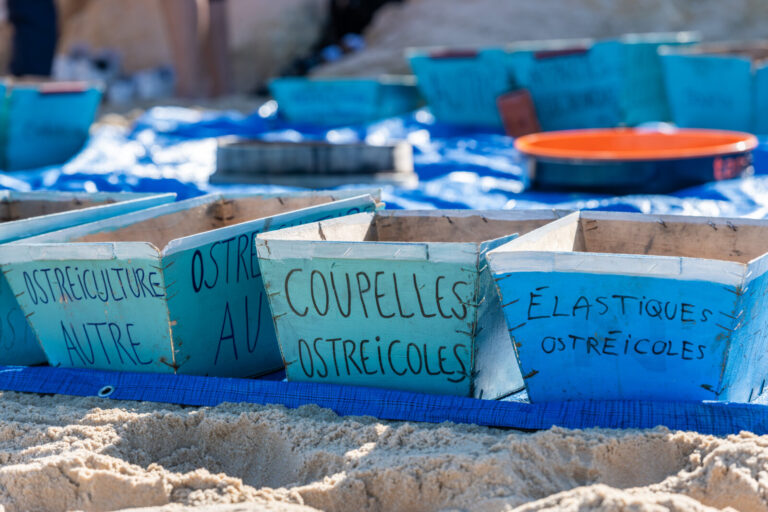France, Lacanau, 2025-07-10. Waste collection on Lacanau beach (Gironde) by volunteers from EPIDE Bordeaux, in partnersh