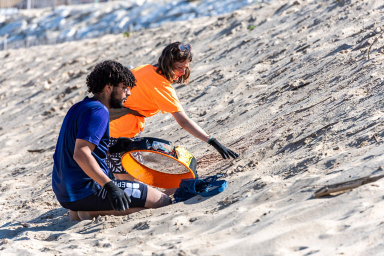 France, Lacanau, 2025-07-10. Waste collection on Lacanau beach (Gironde) by volunteers from EPIDE Bordeaux, in partnersh
