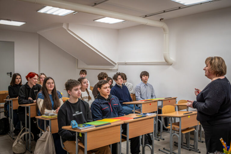 Ukraine, Kharkiv, 2026-01-21. Schoolchildren attend classes inside an underground air raid shelter in Kyiv Chernihiv Keh