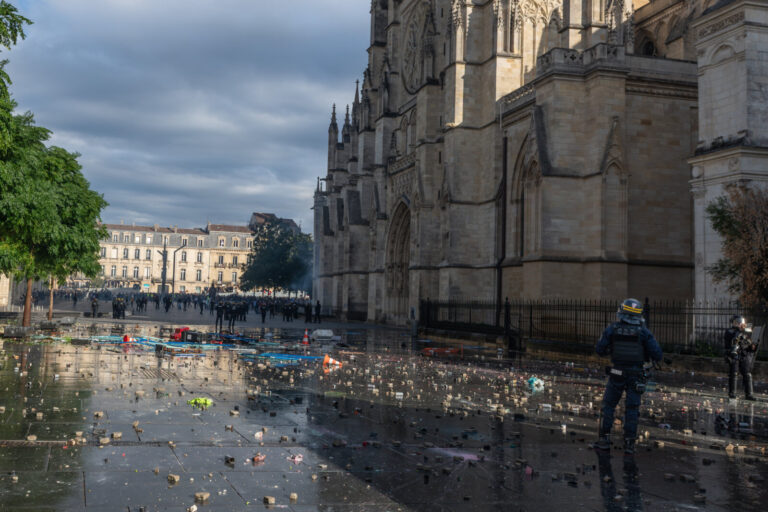France, Bordeaux, 2026-10-17. On October 17, around 7,000 people, including a small number of Yellow Vests, demonstrate 