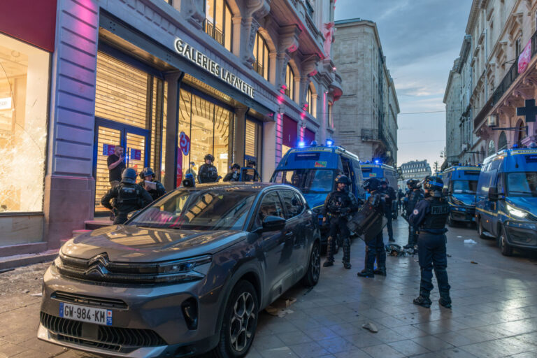 France, Bordeaux, 2026-10-17. On October 17, around 7,000 people, including a small number of Yellow Vests, demonstrate 