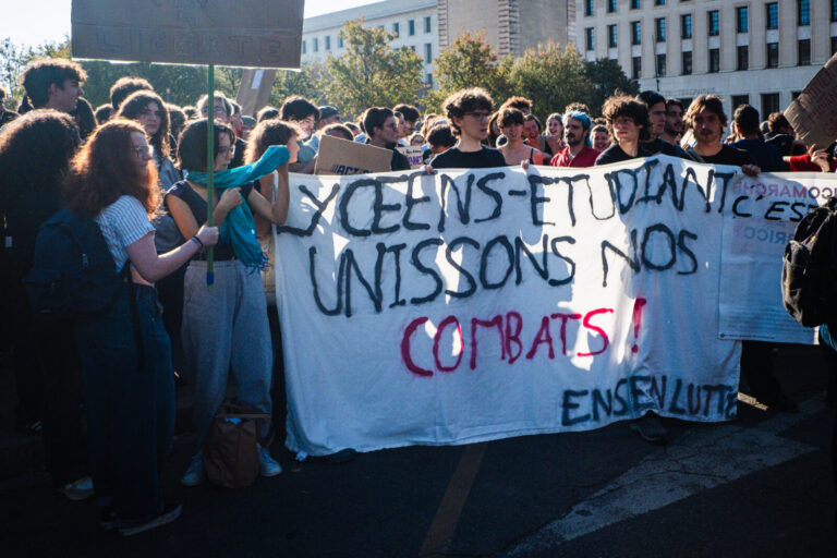 France, Lyon, 2026-10-06. A banner from the secondary school pupils' and students' union at the start of the demonstrati