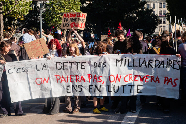 France, Lyon, 2026-10-06. The lead banner at the secondary school pupils' demonstration as it set off from Place Belleco