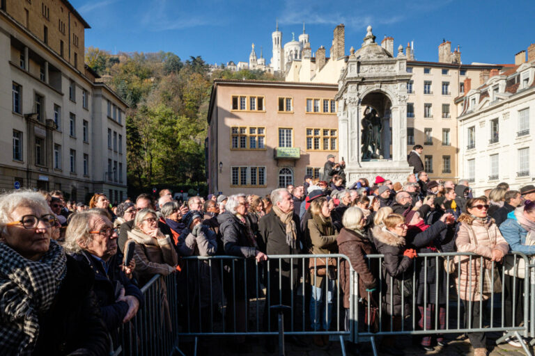 France, Lyon, 2023-11-29. The people of Lyon turned out in large numbers in front of the cathedral of Saint Jean to atte