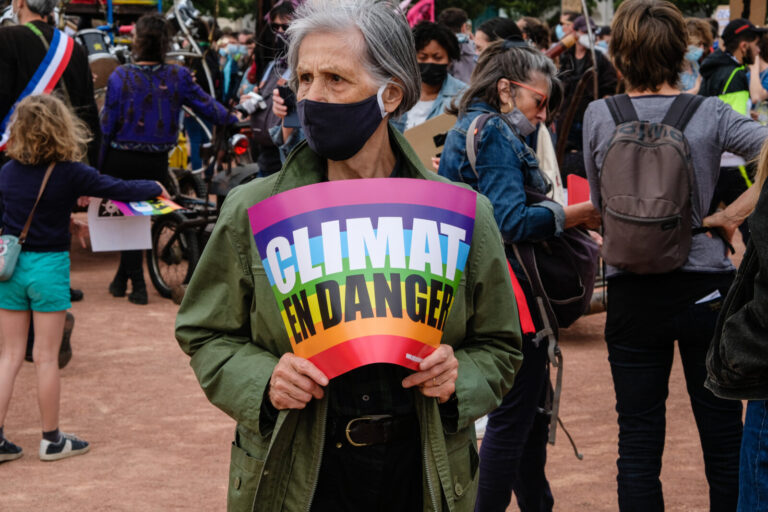 France, Lyon, 2021-05-09. Lyon (France), le 09 mai 2021. Nouvelle marche pour une vraie loi climat. Une femme avec une p