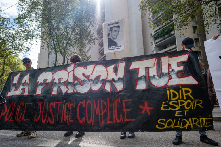 France, Lyon, 2023-09-23. A united march for social justice, against police violence and racism. Banderole la prison tue