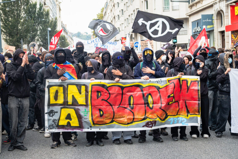 France, Lyon, 2026-10-13. Act V of the secondary school pupils' demonstrations, with a Black Bloc banner in the processi