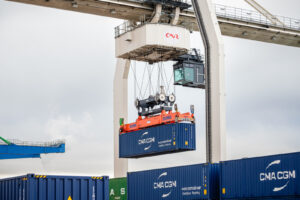 France, Lyon, 2025-04-02. Loading containers with a gantry crane at the Edouard Herriot port for the launch of Lyon Rhon