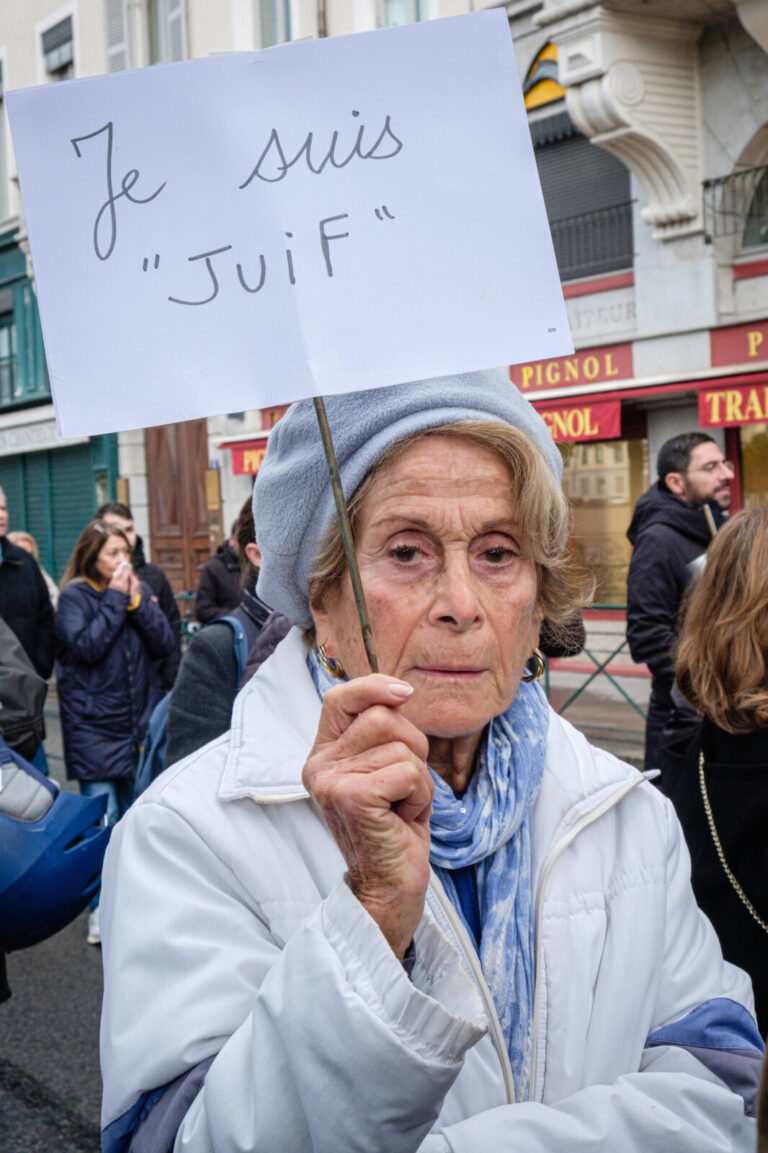 France, Lyon, 2023-11-12. An old lady with a sign saying I am Jewish at the rally against antisemitism. Photograph by Fr