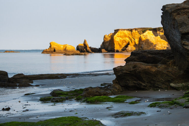 France, Penestin, 2025-08-09. Coastal erosion in Brittany with cliffs bathed in sunlight on a beach. Photograph by Franc