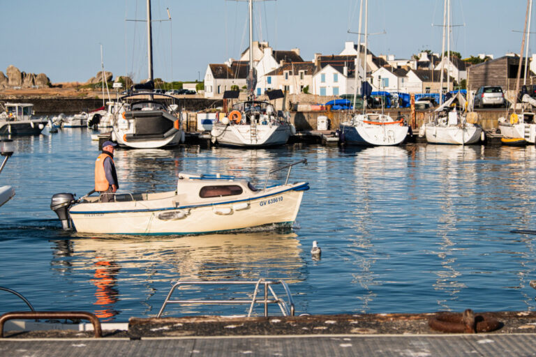 France, Lesconil, 2026-08-03. A fisherman in his boat returning to port. Photograph by Franck CHAPOLARD / Collectif DR.