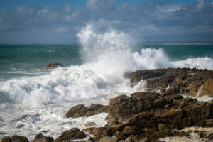 France, Saint Guenole, 2023-08-03. A wave splashing and crashing on the rocks of the coast. Photograph by Franck CHAPOLA
