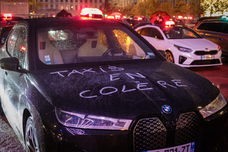 France, Lyon, 2024-12-02. Strike by taxi drivers who gathered in Place Bellecour at the end of the day. A taxi with angr