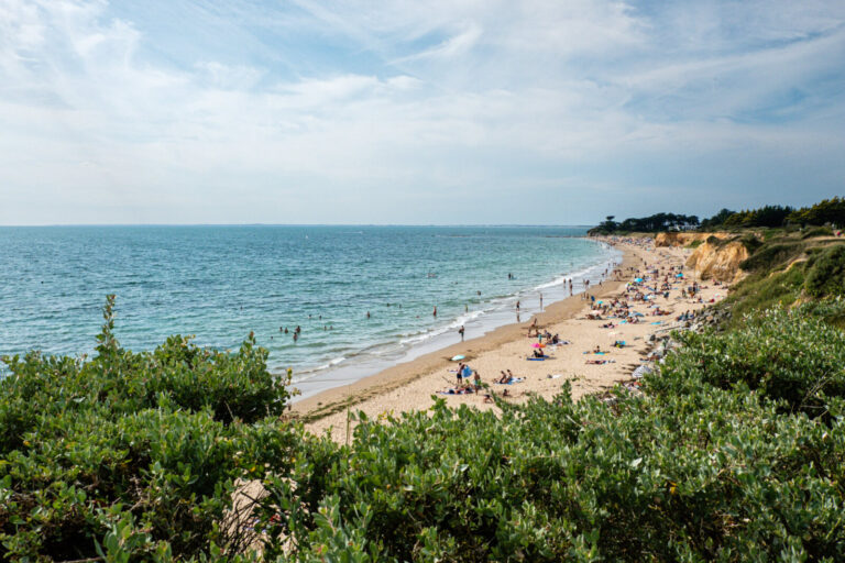 France, Penestin, 2025-08-06. Loscolo beach in Morbihan in summer with crowds of holidaymakers and tourists. Photography